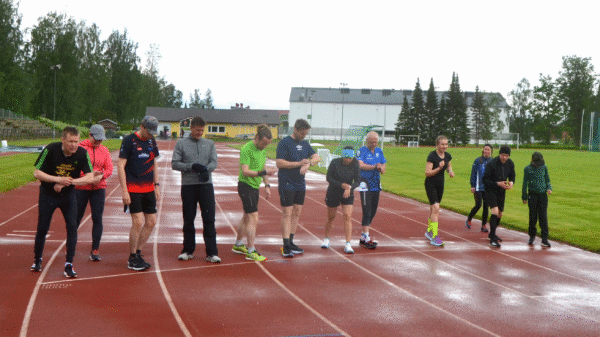 Juoksijat starttiviivalla hetkeä ennen kuuluttaja Raine Savolan lähtömerkkiä. Kuva: Pasi Rauhaniemi.