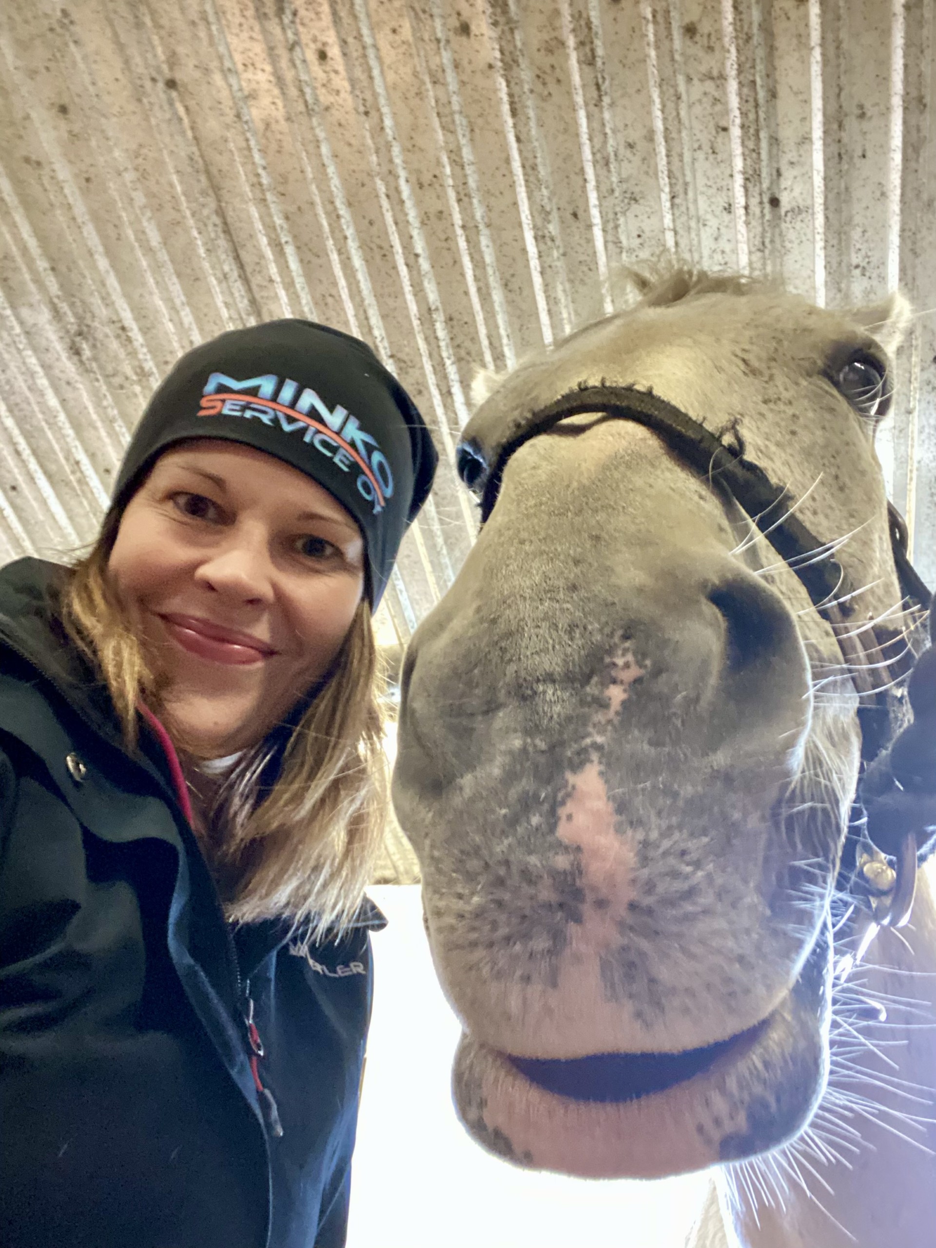 Johanna Lehtonen lempipuuhassaan tallilta, jossa hän käy yhdessä tyttärensä kanssa. Kuvassa Johannan kanssa komeilee Ossi.