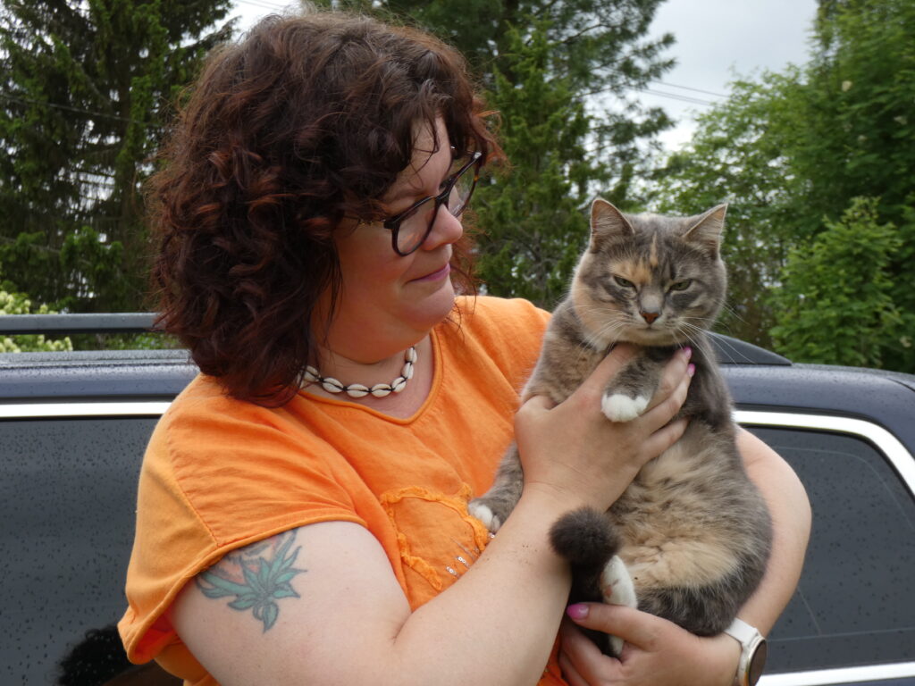 Siru Anu Lahti-Laasasenahon oma Maija-kissa on myös löytöeläintaustainen, löytynyt syysmyöhään tien poskesta, tullut sijaisperheeseen heille ja on koko perheen silmäterä. 