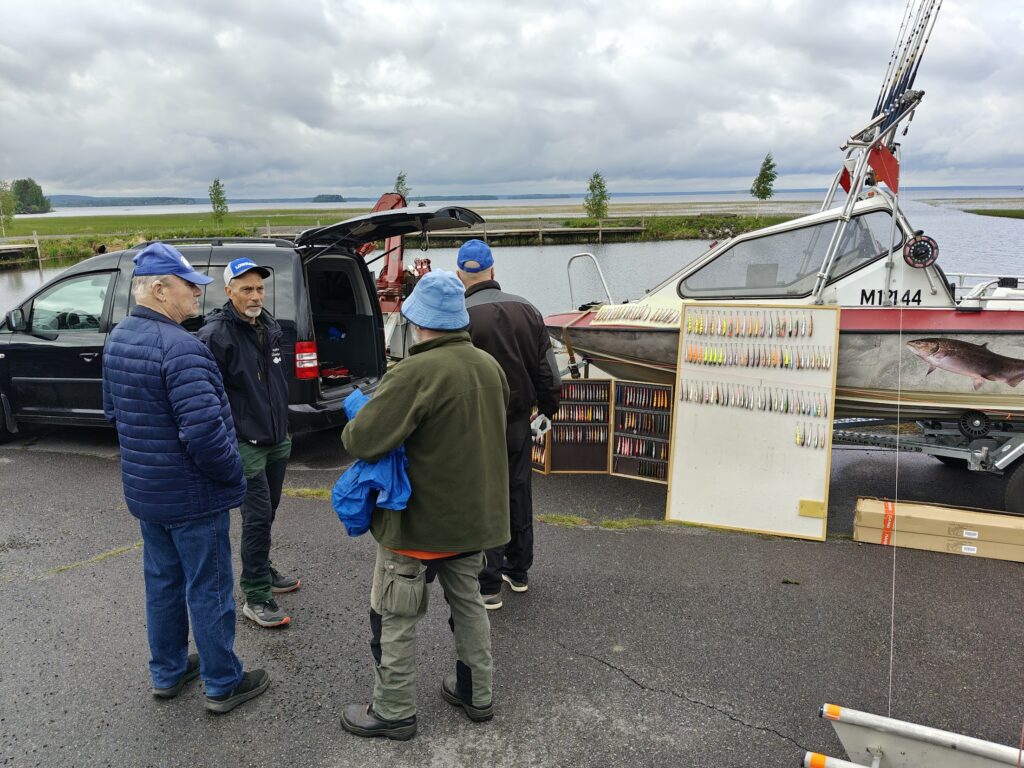 Kari Uusitupa (toinen vas.) esitteli ja myi itse tekemiään vieheitä.