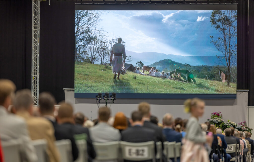 Tampereen Messu- ja Urheilukeskuksessa seurattiin muun muassa videosarjan uusia jaksoja. Kuva: Jehovan todistajat.