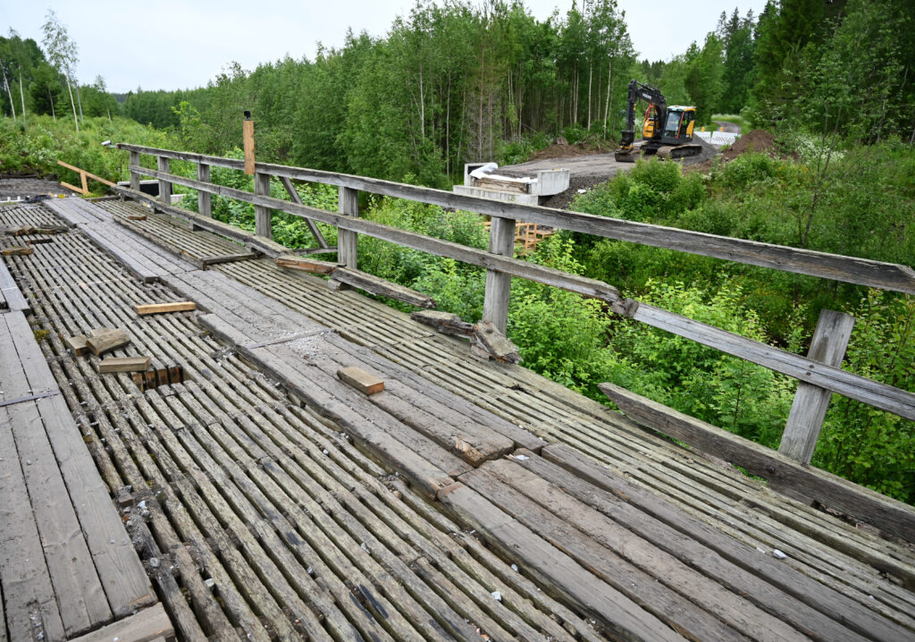 Kuva 3 käytöstä poistettu sivuun nostettu vanha silta