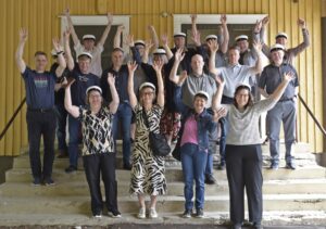 40 vuotta sitten ylioppilaaksi kirjoittaneet tuulettivat vanhan keskikoulun portailla. Alkuperäisessä kuvassa oli huomattavasti vakavampia nuoria.