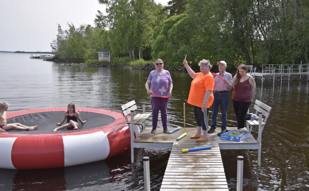 Avoimet kylät -tapahtumassa 14. kesäkuuta Karvalassa vihittiin vesitrampoliini lasten käyttöön. Vihkiseremonian suoritti Karvalan kyläyhdistyksen aktiivit Maarit Ahola (vas.), Tarja Mäkiniemi, Paavo Sadeharju ja Mirka Niemelä.