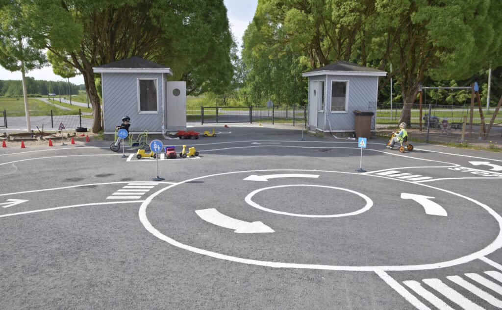 Kuva 2 liikenneympyrä kaukaa