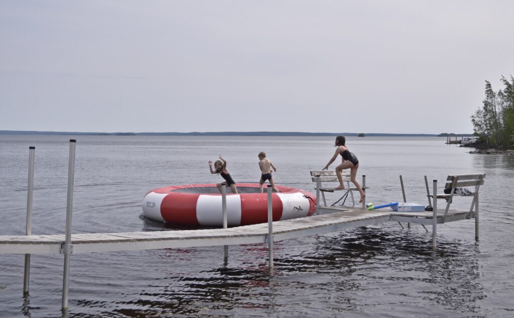 Kuva 2 lapset trampalla