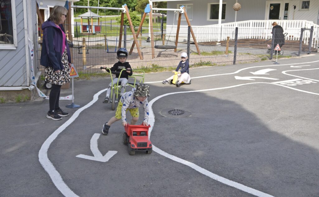 Kuva 3 lapset liikkeellä 1