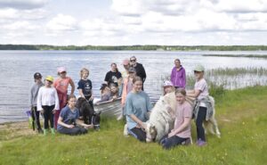 Savolan maatilan ponileiriläiset viettävät leppoisaa leirielämää.