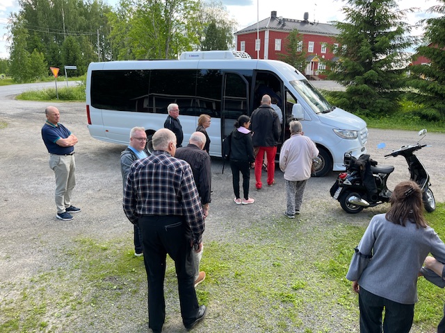 Kyläkierrokset päättyivät Särkikylän kylätalolle. Taustalla näkyvä, punainen iso rakennus on Suomen komein koulu. 