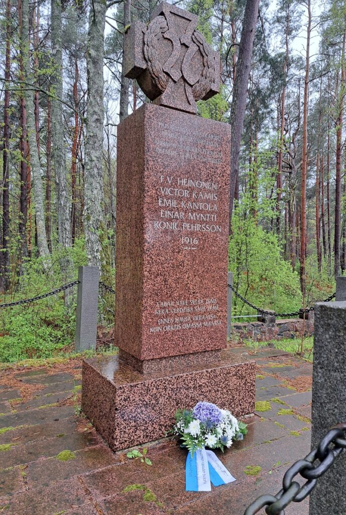 Latvia kuva 19 dumben hautamuistomerkki