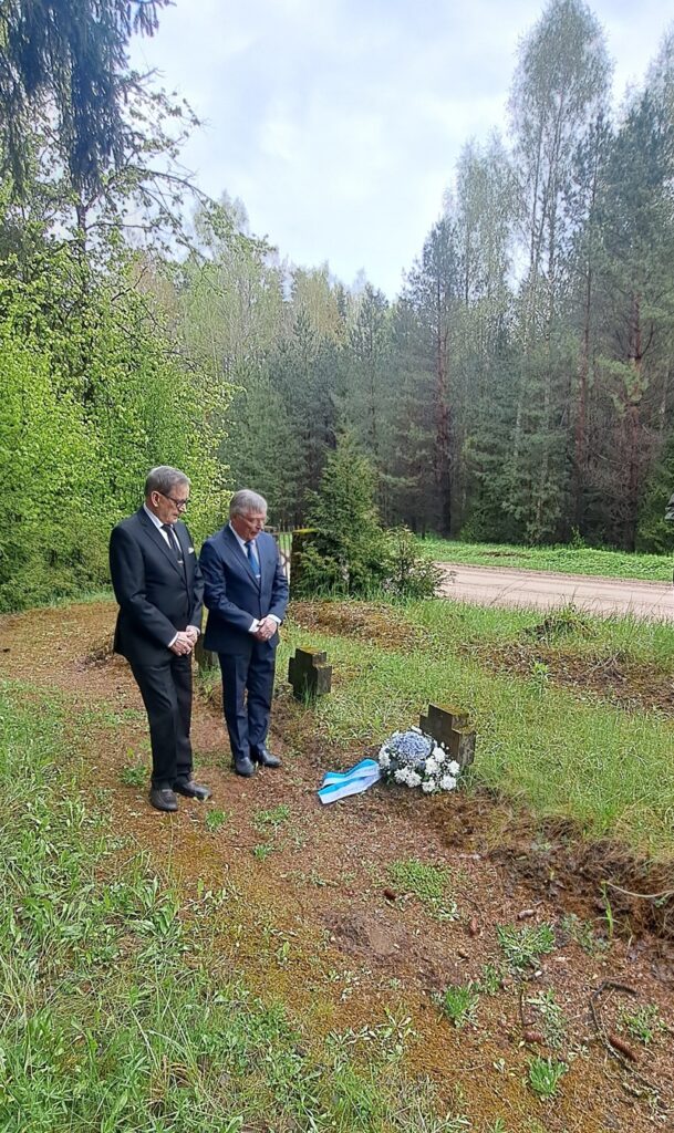 Latvia kuva 10 latva rasku ja jokela laskevat seppeleen skrabbessa