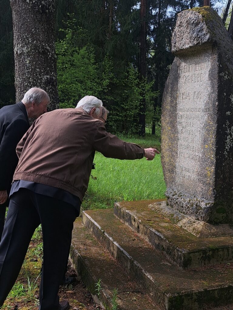 Latvia kuva 11 kaksi miestä katsoo hautamuistomerkkiä
