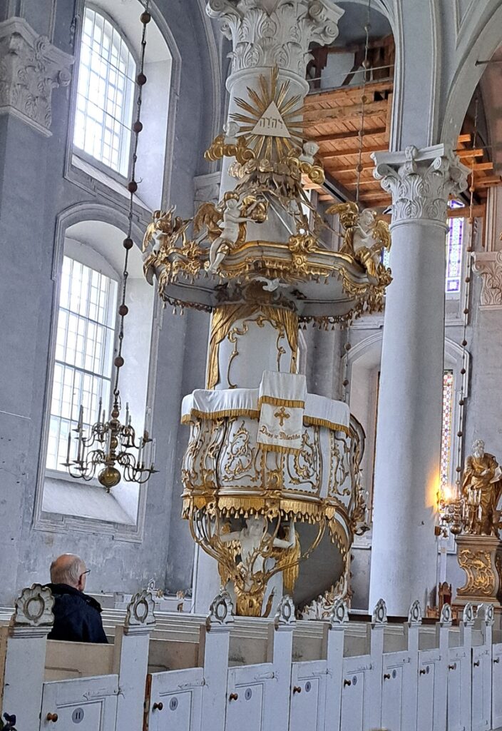 Kirkko on sisältä ylenpalttisesti koristeltu, esimerkkinä saarnastuoli.