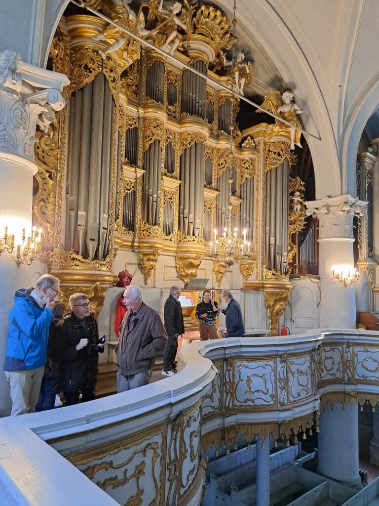 Ryhmä ihailemassa maailman suurimpia mekaanisia urkuja, joissa on 7 000 pilliä. Vieraat saivat kuulla Jääkärimarssin, joka soi vaikuttavana lähes tyhjässä kirkossa.