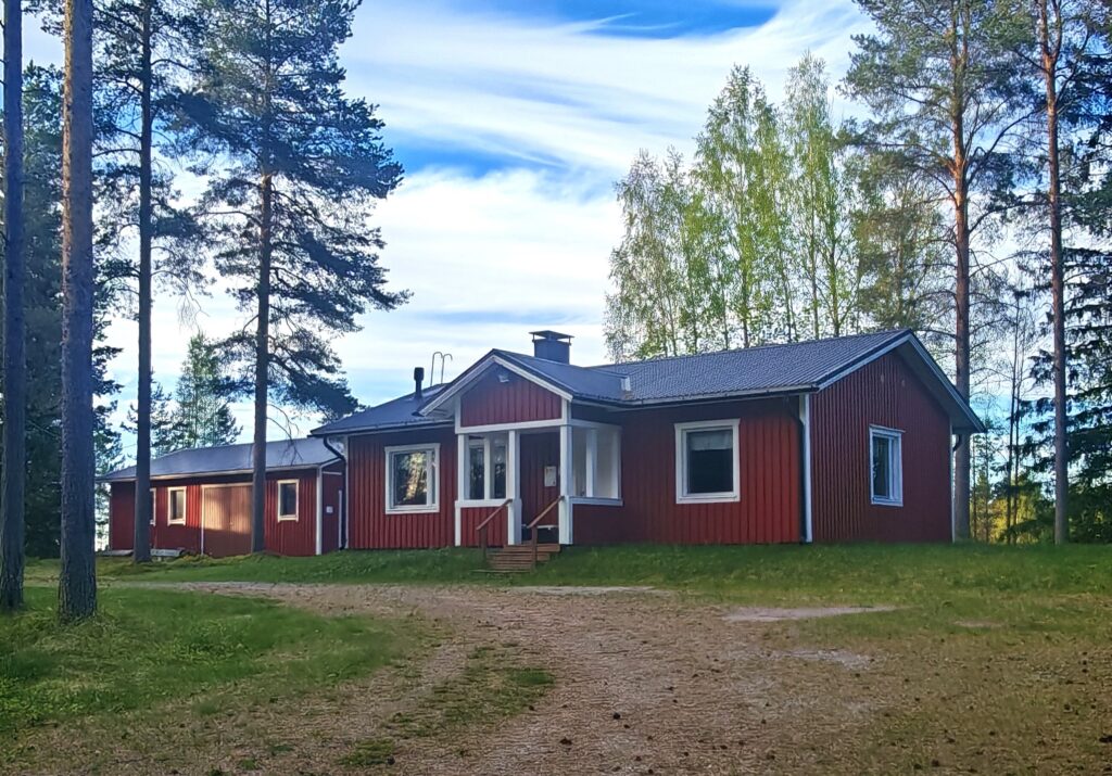 Haapikylän kylätalolle toivotaan markkinalauantaina runsasta osanottoa. Kuva: Merja Luokkakallio.