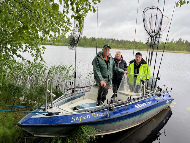 Kuvassa vasemmalta Timo, Kari ja Sami Mustajärvi. Venekunnan kipparina toimi Kari. Kokonaiskilpailun viidenteen sijaan he olivat tyytyväisiä.