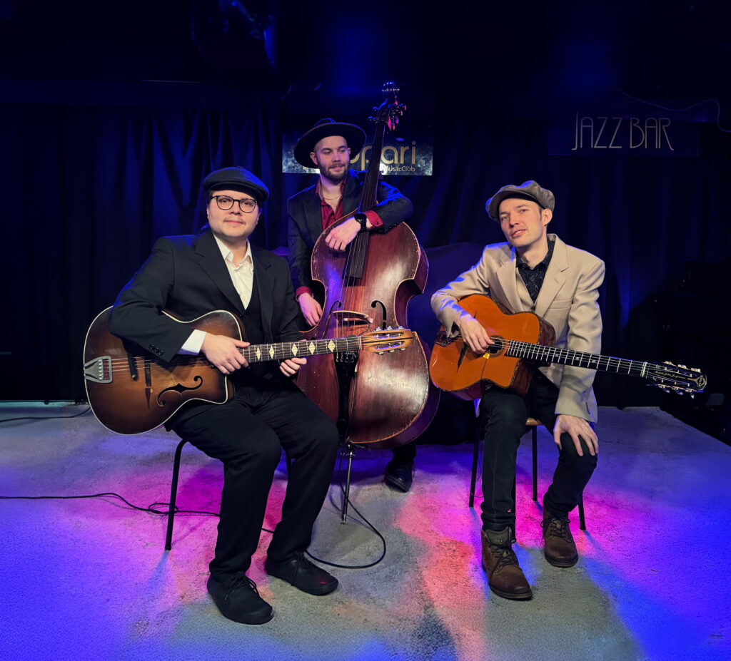 Kyläpääskyjen järjestämässä jazzkonsertissa soittaa Les Confessions Trio. Kuva: Niilo Oikari.