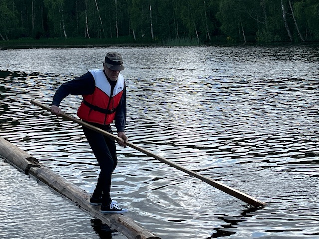 Reijo Saari näyttää, miten tukin päällä liikutaan.