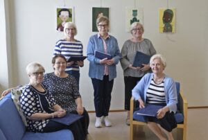 Eläkeliiton Alajärven yhdistyksen runopiiri kokoontuu Alajärven kirjastolla joka toinen torstai kello 13. Sirpa Matintupa (vas.), Riitta-Liisa Lahti, Terttu Hämeenniemi, Maija Turunen, Anja Rantala ja Ritva Leppäaho harjoittelemassa Rokulipäivän esitystä varten.