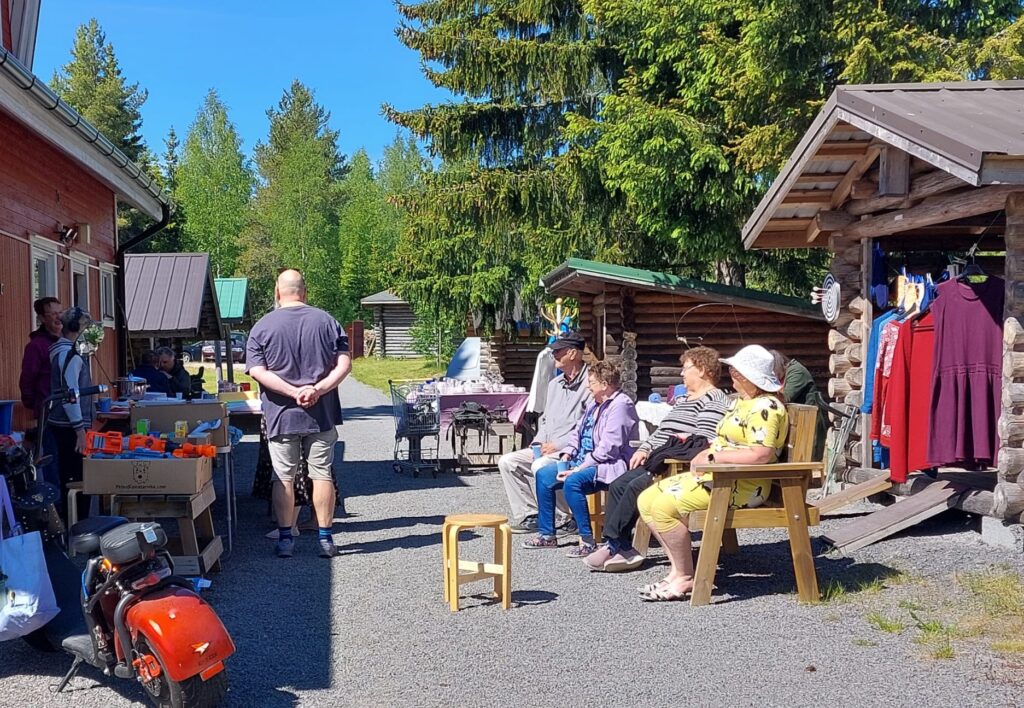 Pihakirppis tuo yhteen ihmiset nauttimaan kesästä ja tapaamaan tuttuja sekä tekemään tavaralöytöjä. Kuva Lammisten albumista viime kesän kirppikseltä.