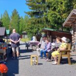 Pihakirppis tuo yhteen ihmiset nauttimaan kesästä ja tapaamaan tuttuja sekä tekemään tavaralöytöjä. Kuva Lammisten albumista viime kesän kirppikseltä.