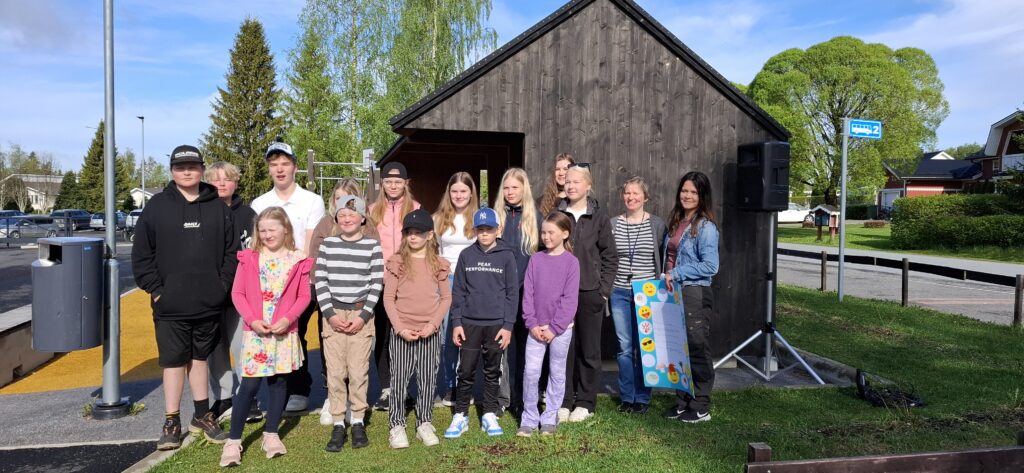 Ympäristöraati asettui yhteiskuvaan lipunnoston jälkeen. Oikeassa laidassa ovat projektin vastuuopettajat Hannele Koivunen ja vieressä vasemmalla Anna Korpela.