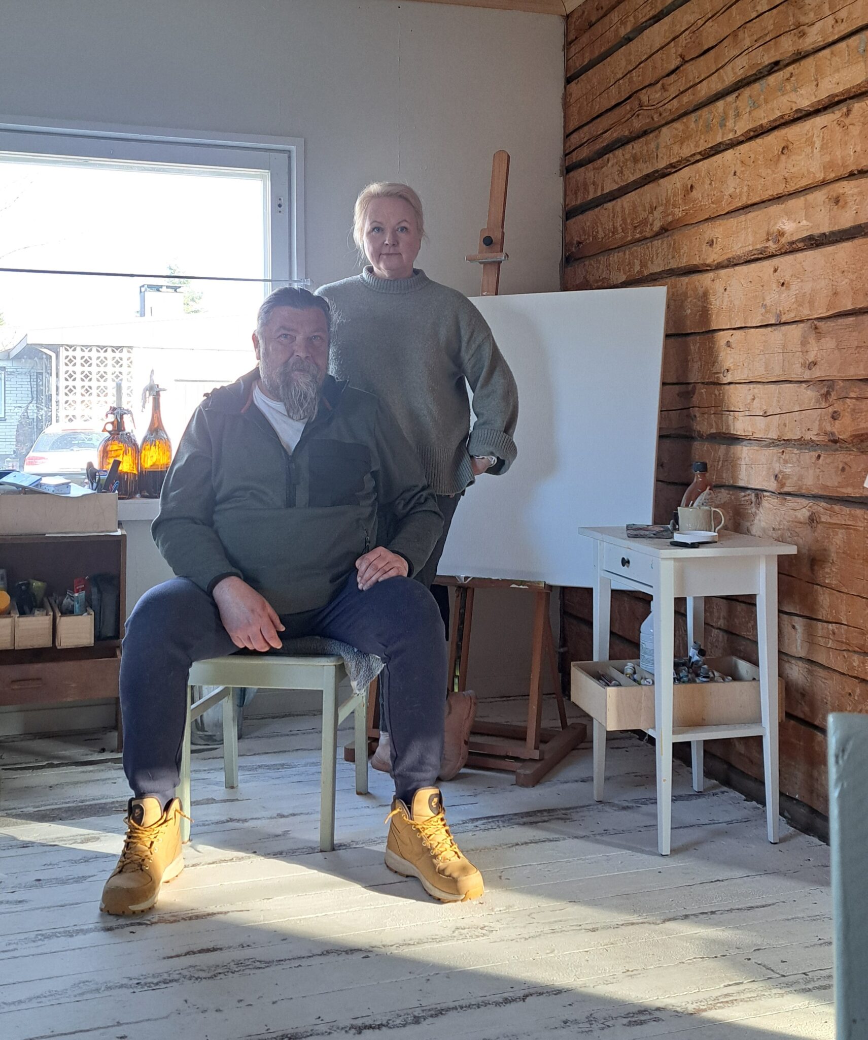 Heli Rintamäki ja Marko Vesapuisto kertovat, että lautalattiat saatiin esiin, kun oli poistettu neljä muovimattoa, kokolattiamatto ja lastulevykoolaus. Keskeneräisyydestä huolimatta Heli näkee jo mielessään talon valmiina ja Marko aikoo nauttia vintillä vanhan talon myrskyromantiikasta.