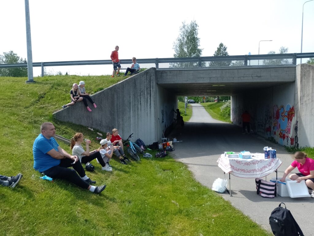 Sää suosi nuorten tapahtumaa. Ja kuten kunnon talkoisiin kuuluu, graffititaidekin vaatii taukotarjoilun.