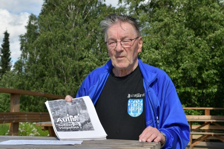 Aulis Harju tarjoaa sukumessuilla kakkukahvit syntymäpäiviensä kunniaksi. –Synnyin vuonna 1940 samassa kammarissa, jossa äitini syntyi 25 vuotta aikaisemmin, kertoo Harju. 
