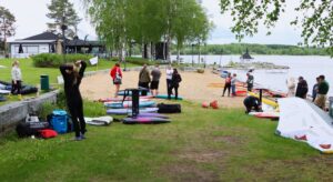 Sateisesta säästä huolimatta lajista ja välineistä kiinnostuneita oli saapunut paikalle