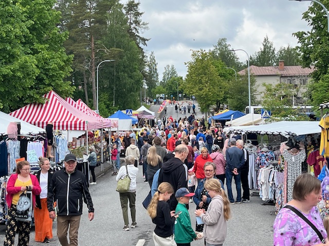 Evijärven markkinakatu täyttyi yleisöstä, puheensorinasta ja musiikista.