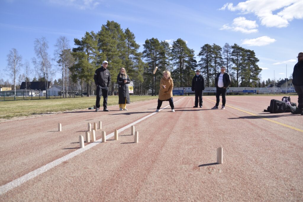 Mölkky on suomalaisten pihapelien kestosuosikki, joka laajentaa suosiotaan myös kansainvälisesti.