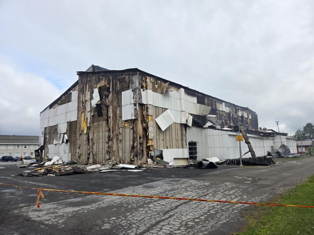 Tiistaina aamu valkeni Vimpelissä lohduttomaan näkyyn. Kunnanjohtaja Sam Leijonanmieli kuitenkin vakuuttaa, että tapahtunut käännetään yhteistyön voimalla vielä voitoksi. Kuva: Hannu Takala.