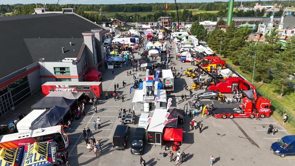 Power Truck Show’ssa ennätysmäärä näytteilleasettajia! Tapahtuma-alue täyttyy jälleen raskaankaluston maahantuojista, varustelijoista, palveluntarjoajista ja kuljetusalan asiantuntijoista – mukana noin 180 messuosastoa, jotka esittelevät alan uusimmat ratkaisut ja innovaatiot. Kuva: Ville Piri