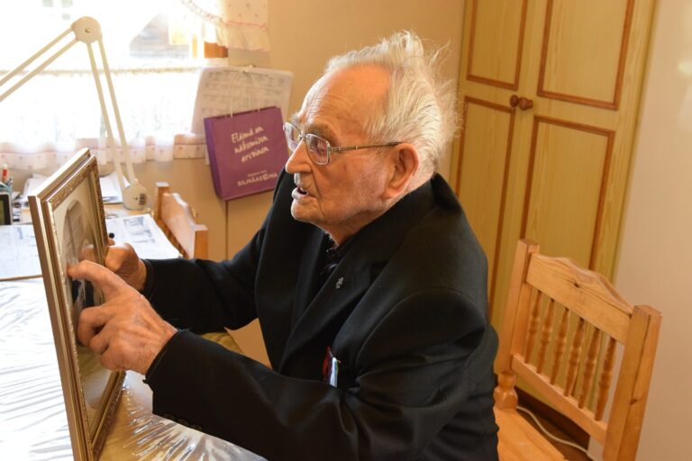 103-vuotias Aarne Lassila on syntyisin Vimpelin Sääksjärveltä, mutta sai rintamamiestilan Jalasjärveltä ja on asunut siellä siitä saakka.