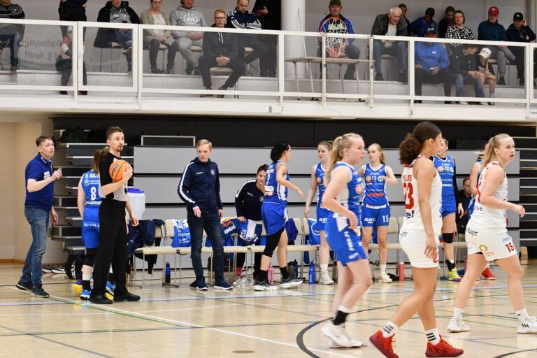 Vedon Korisnaiset pelaavat ensi kauden pelinsä Lapualla. Arkistokuva.