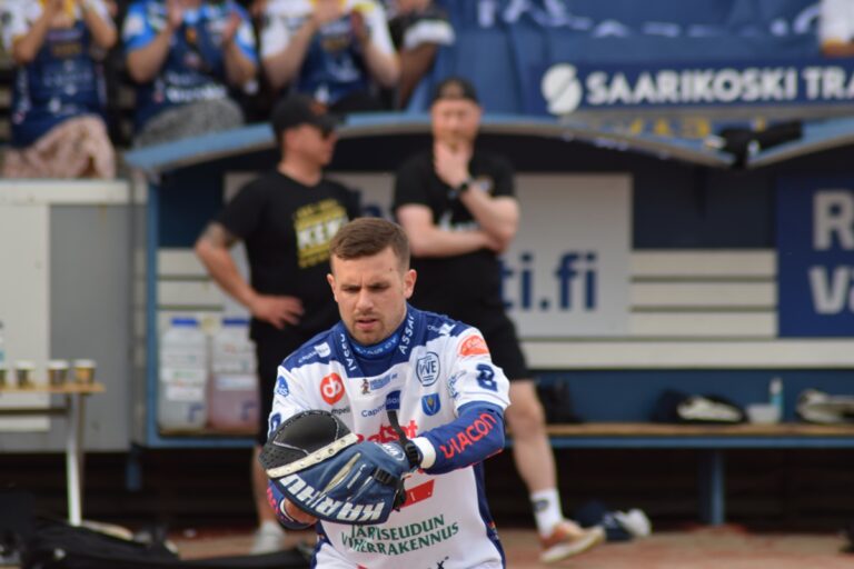 Teemu Kinnunen palasi Vedon lukkariksi Hyvinkää -otteluun. Kuva: Paavo Matintupa.