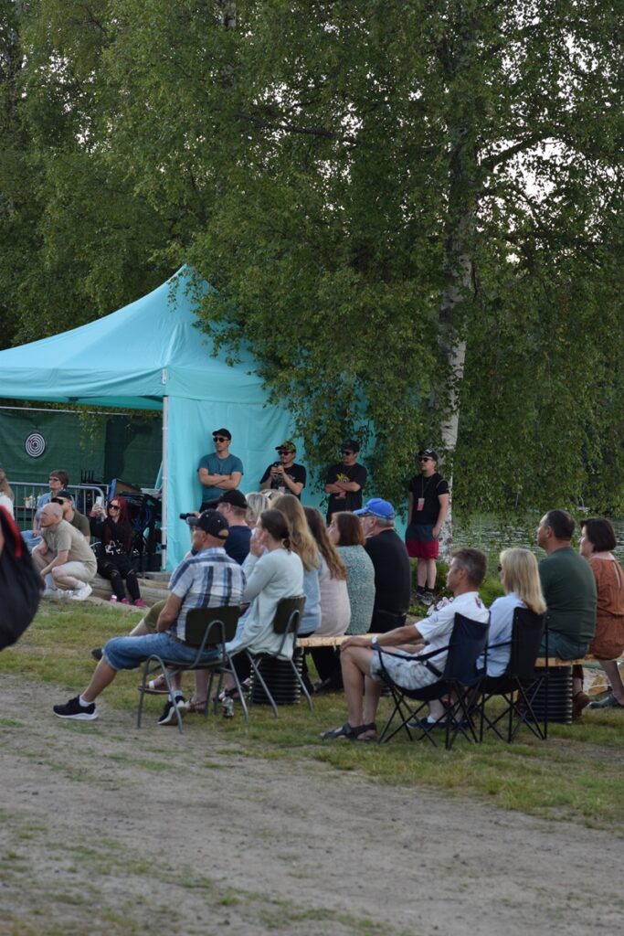 Ääniaalloilla-tapahtuma keräsi helteisenä lauantai-iltana mukavasti yleisöä sekä maalle että aalloille.