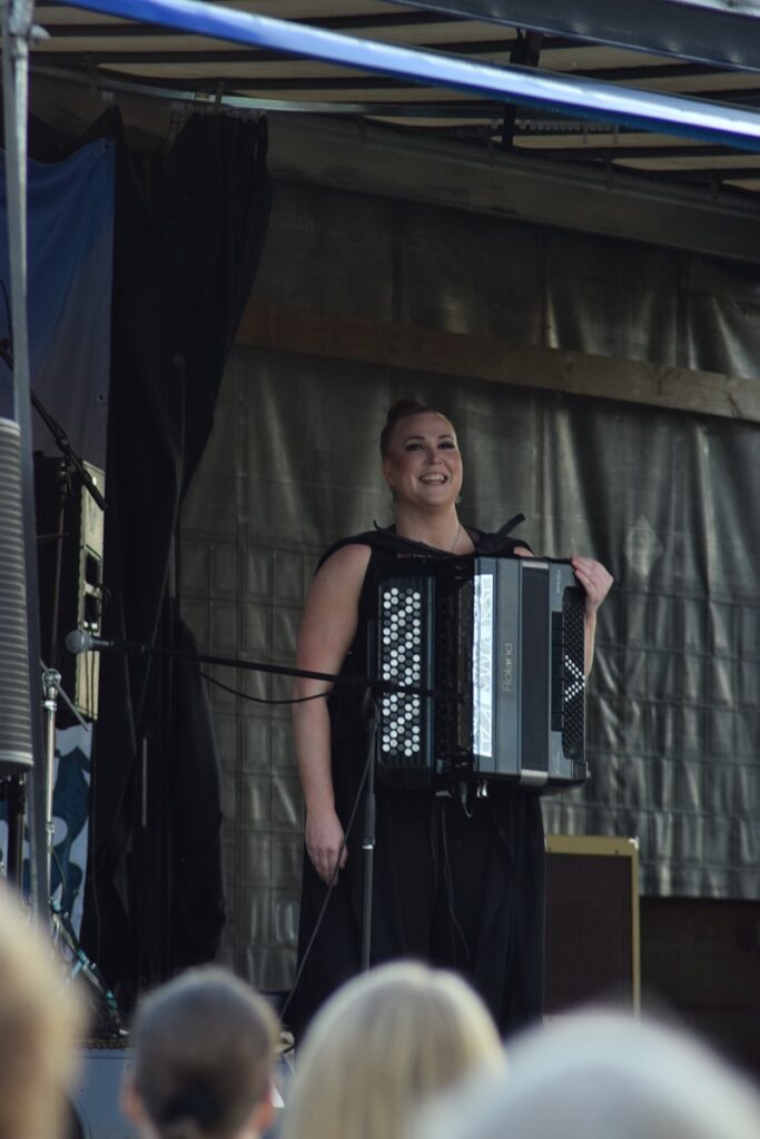 Netta Skog sähköisti tunnelman viimeisenä esiintyjänä.