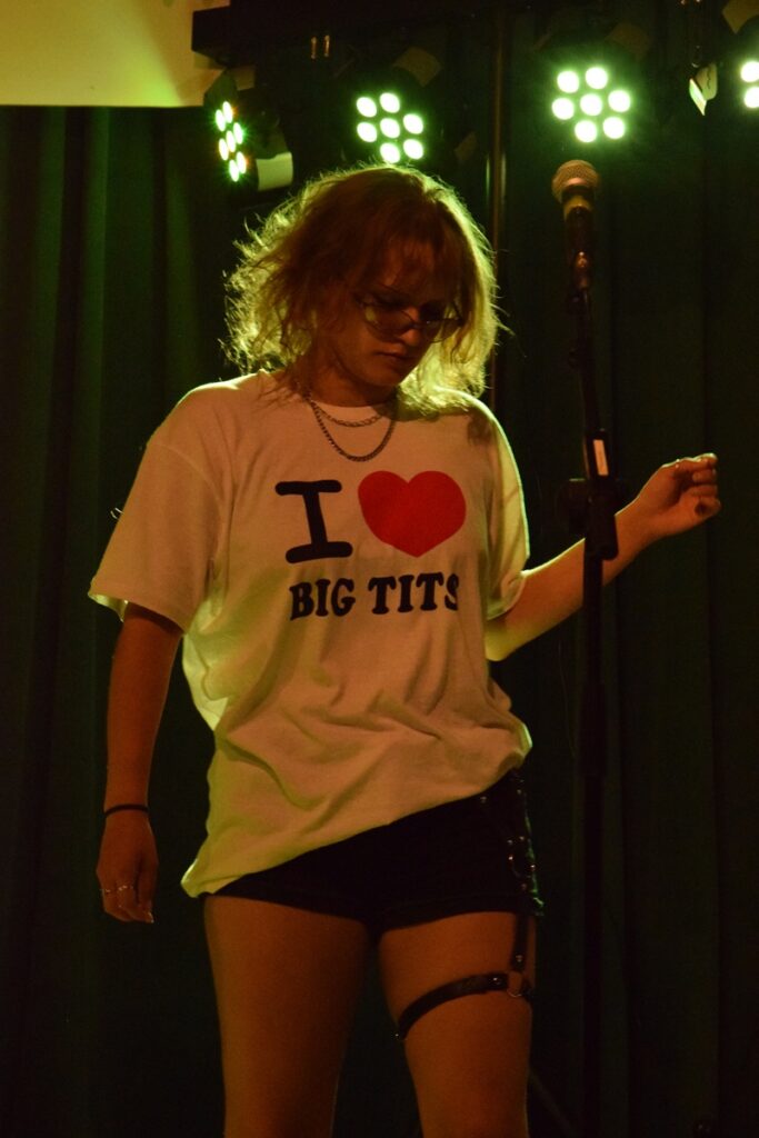 Kaisla Jaakonaho esiintyi Ääniaalloilla Viimeinen Topi -kokoonpanossa.