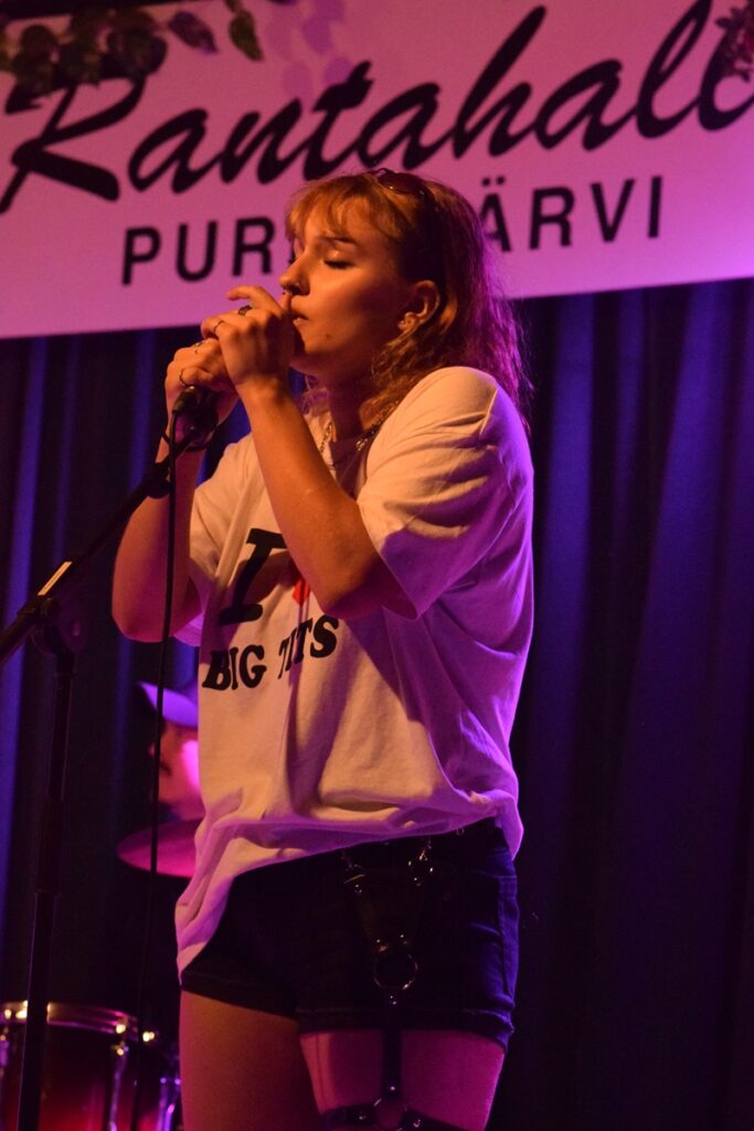 Näyttelijä ja muusikko Kaisla Jaakonaho nautti esiintymisestä Ääniaalloilla -tapahtumassa.