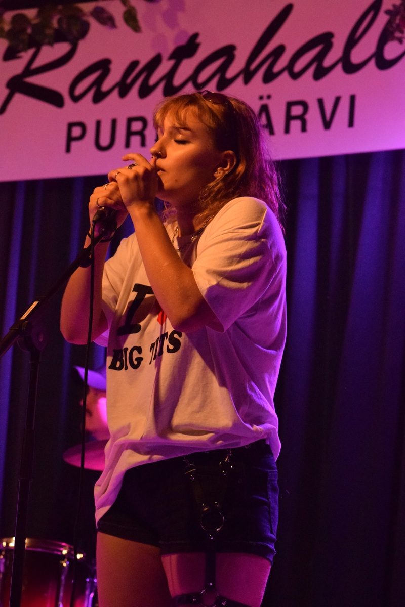 Näyttelijä ja muusikko Kaisla Jaakonaho nautti esiintymisestä Ääniaalloilla -tapahtumassa.