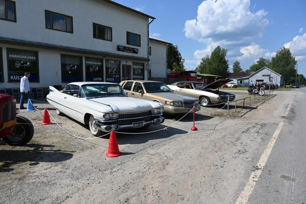 Vanhat autokaunottaret hurmaavat Suomen kesässä kaikkialla missä liikkuvat.