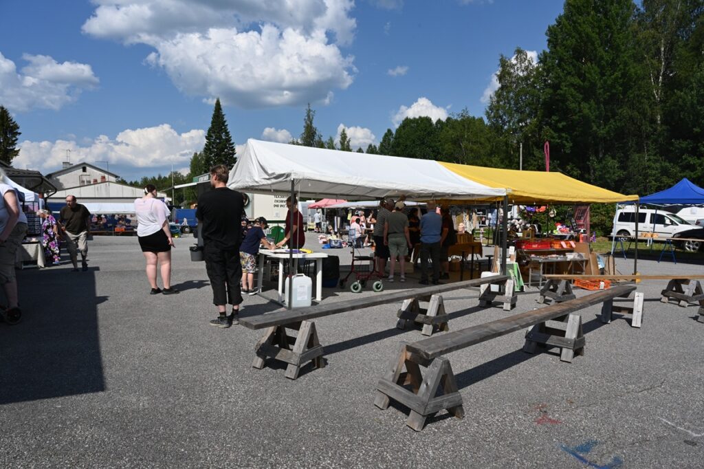 Perinteiset Vasikka-ahon lähimarkkinat järjestettiin 20. heinäkuuta.