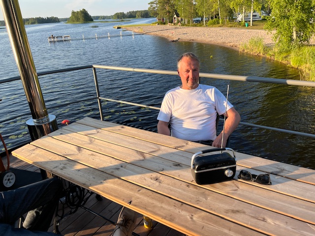 Esa Kumpula nauttii lautan terassilla ilta-auringosta.