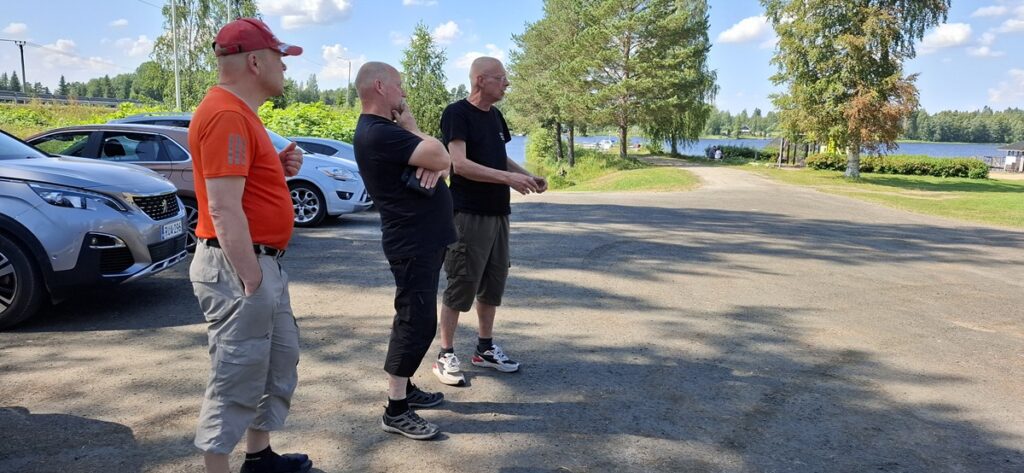 Heikki Jokiaho ja Pertti Ojala katsastivat tulevan esiintymislavan paikkaa maanantaina yhdessä äänentoistosta vastaavan Timo Katajamäen kanssa. Kuva: Sirpa Perkkiö.