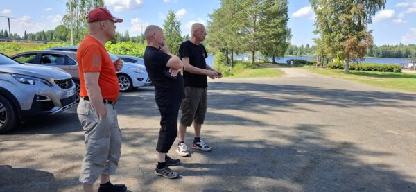 Heikki Jokiaho ja Pertti Ojala katsastivat tulevan esiintymislavan paikkaa maanantaina yhdessä äänentoistosta vastaavan Timo Katajamäen kanssa. Kuva: Sirpa Perkkiö.