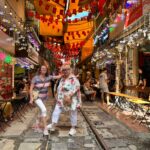 Riitta (vas.) ja Lea Hanoissa Train Streetillä juuri ennen sen kuuluisan junan saapumista.