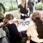 Eeva Huotari ohjaa grafiikan tekemistä. Työpaja on mainio tapa päästä kokeilemaan tekniikkaa. Kuva Huotarin kokoelmista.