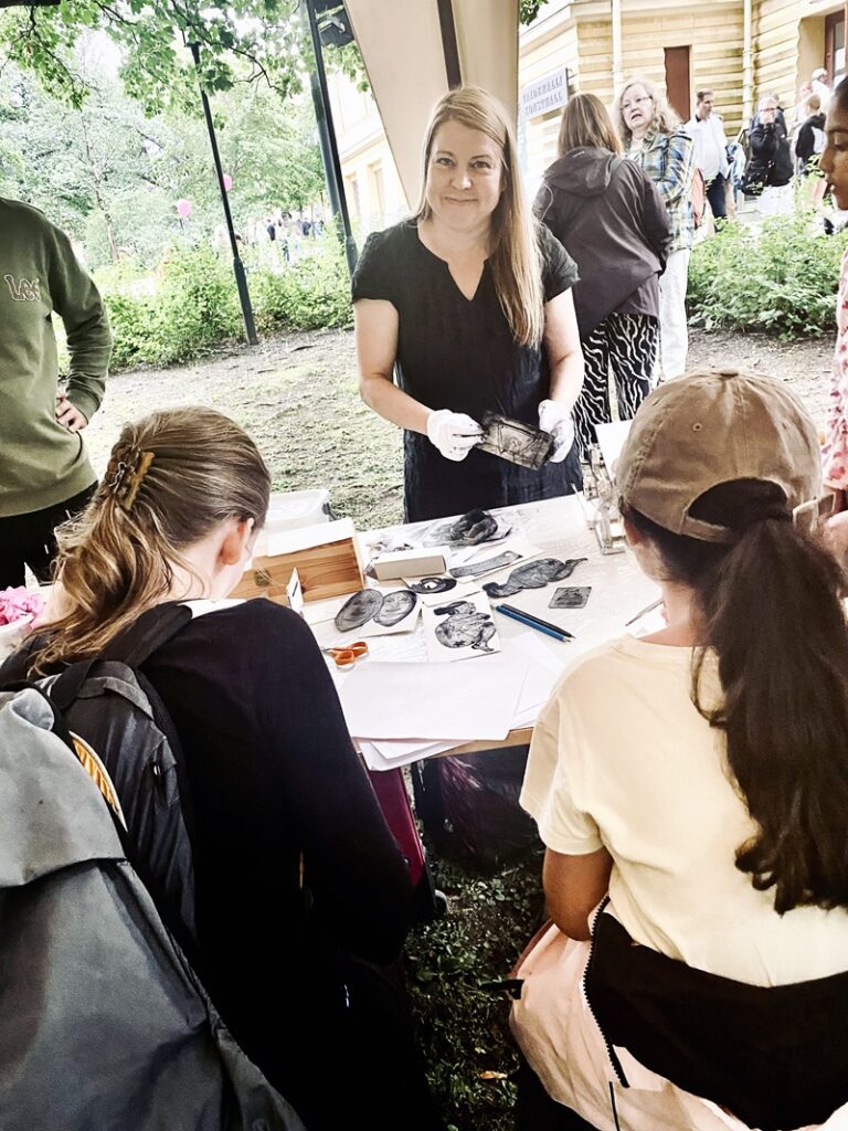 Eeva Huotari ohjaa grafiikan tekemistä. Työpaja on mainio tapa päästä kokeilemaan tekniikkaa. Kuva Huotarin kokoelmista.